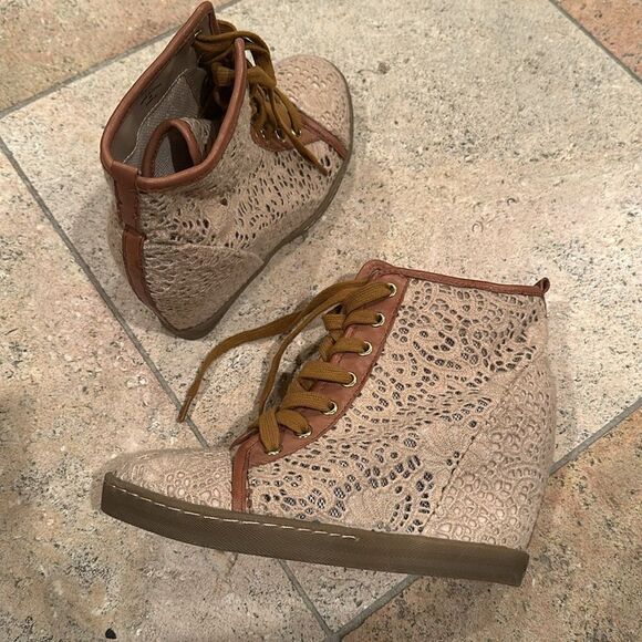 Guess Shoes - Eyelet sneaker, wedge lace up